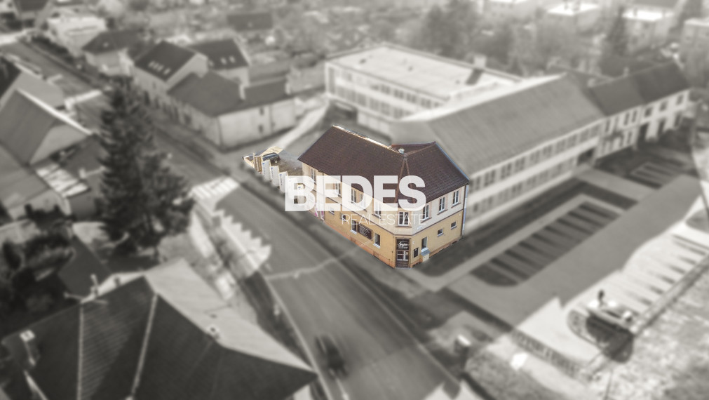 BEDES | Komerčný objekt s obytným priestorom priamo na námestí
