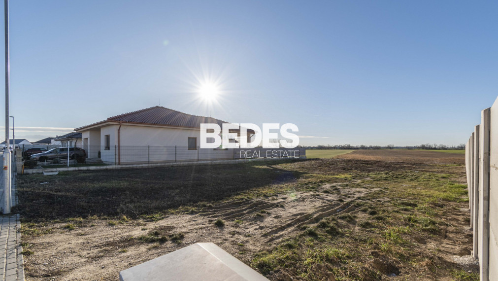 BEDES | Predaj - stavebný pozemok 713m2, stavebné povolenie bungalov, Senec – Mlynský Klin I